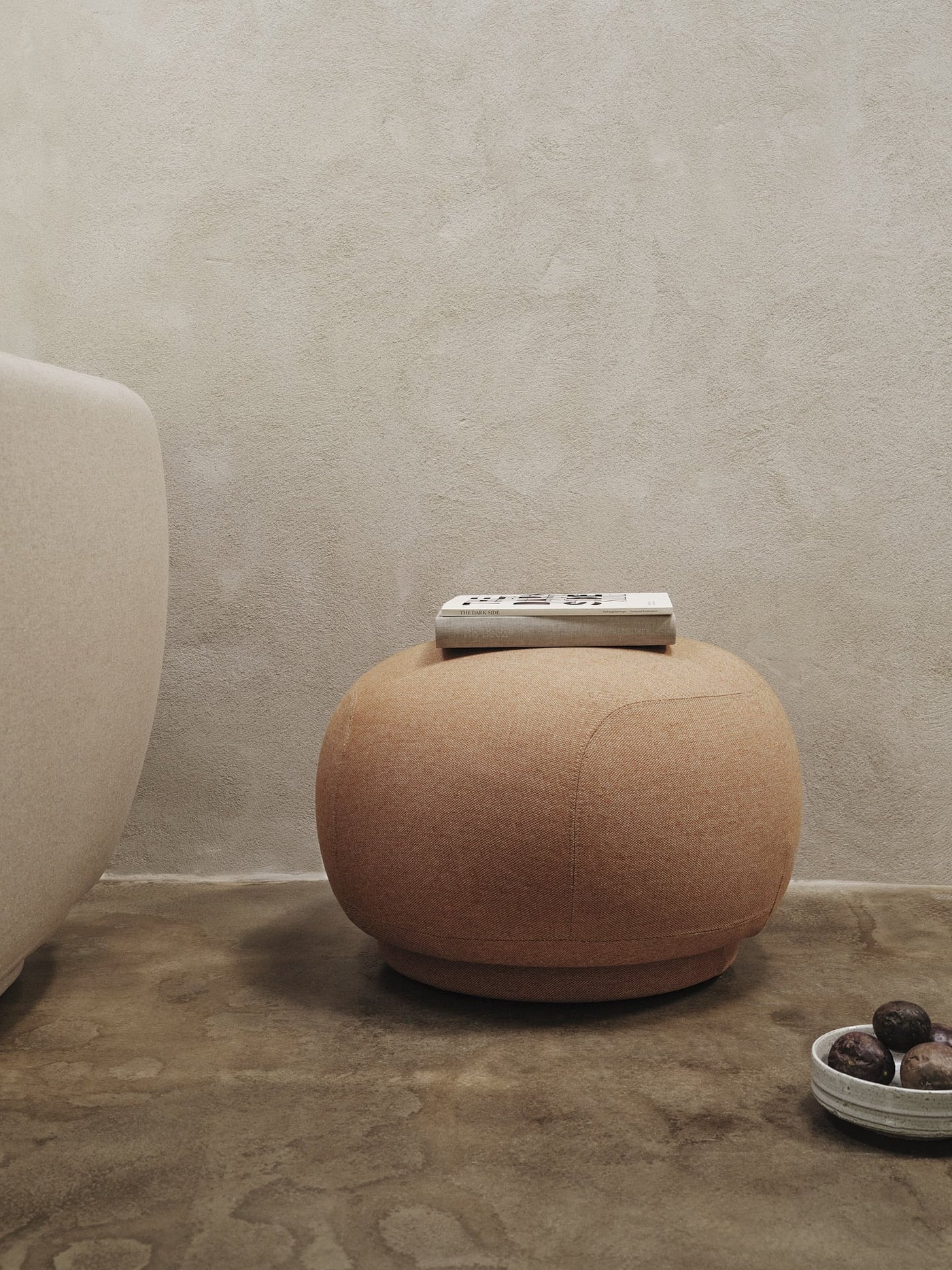 Ferm LIVING Rico Pouf lifestyle #colour_lambeth-main-line-flax-08